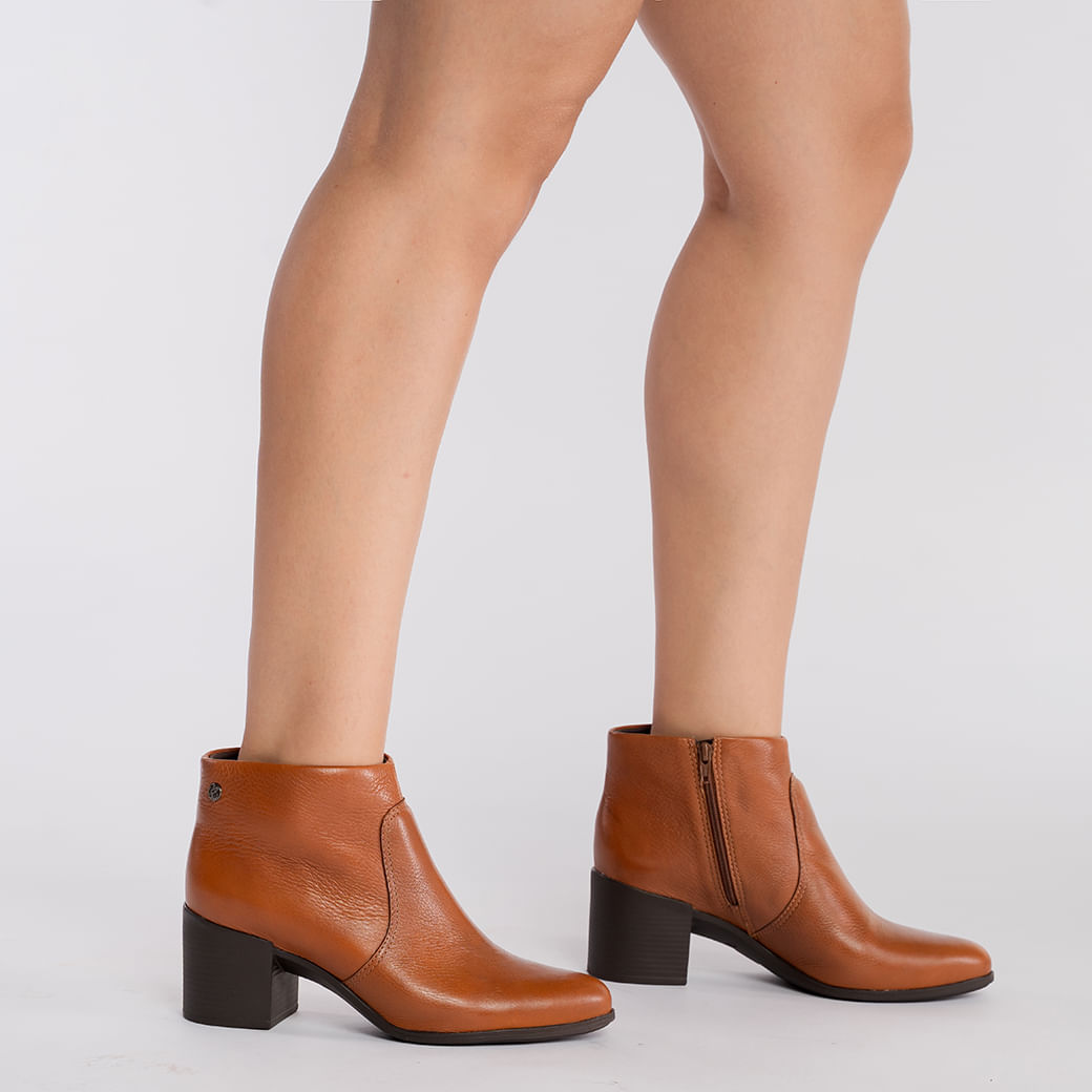 Vista lateral da bota feminina Bottero cano curto em couro caramelo com salto bloco